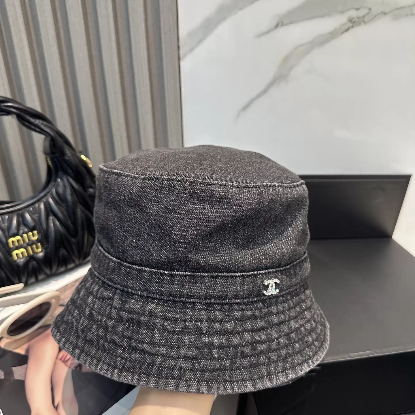 Chanel Caps Sleek 7835