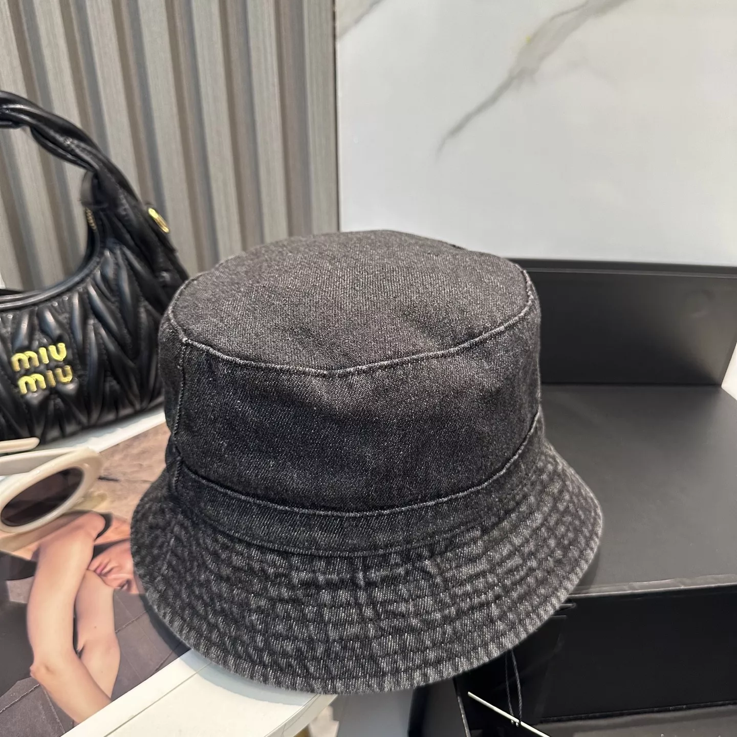 Chanel Caps Sleek 7835