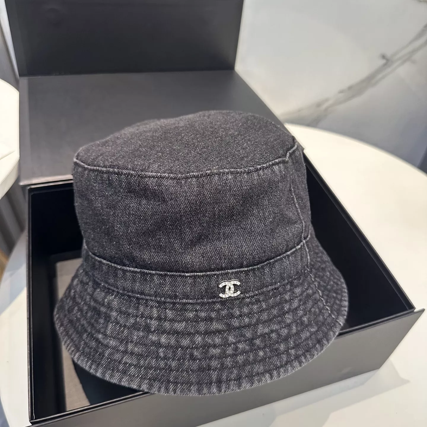 Chanel Caps Sleek 7835