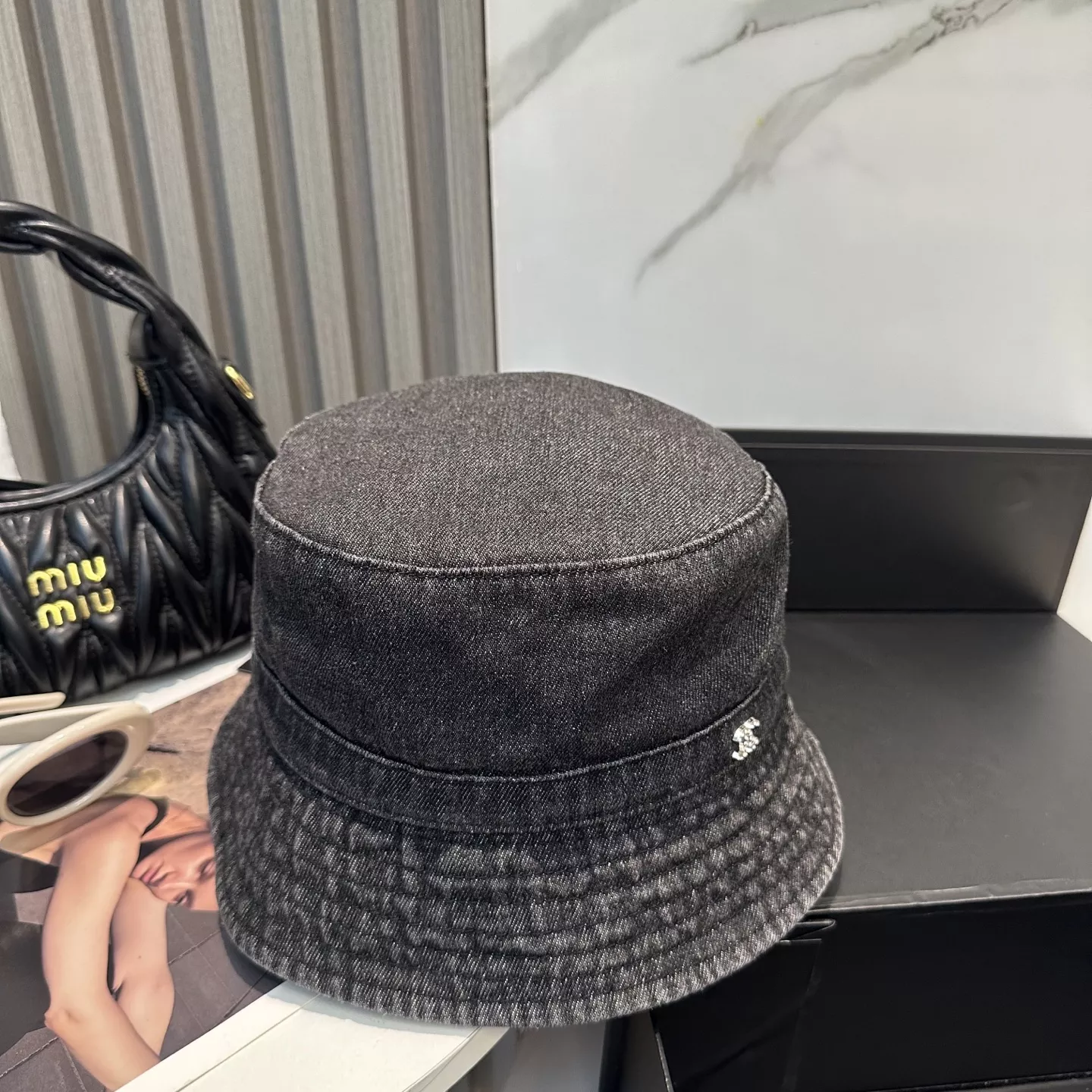 Chanel Caps Sleek 7835