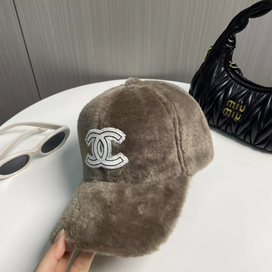 Chanel Caps Versatile 2843