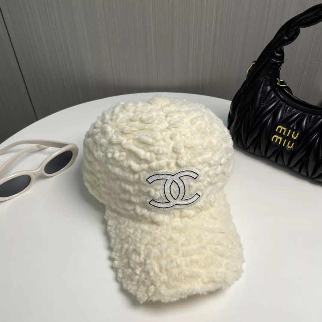 Chanel Caps Versatile 7701