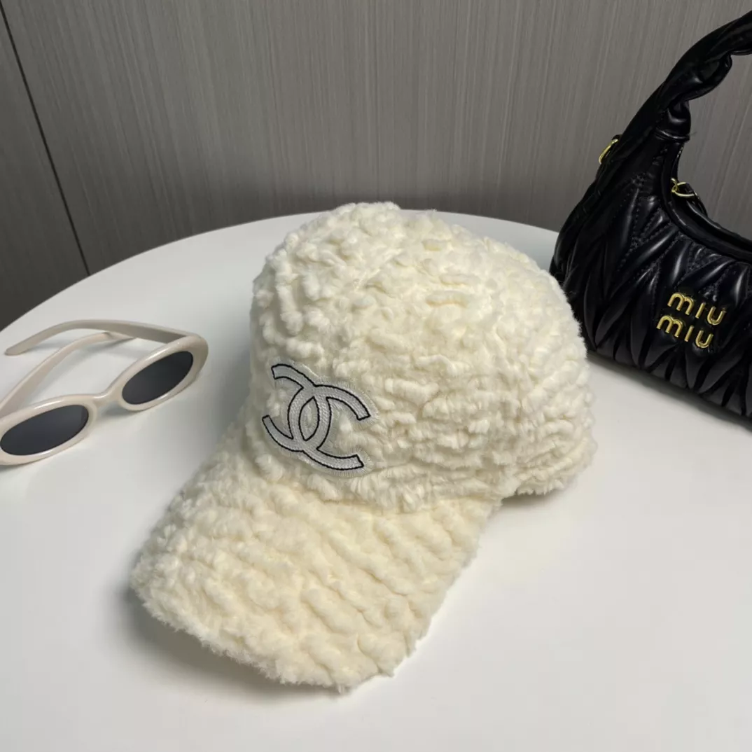 Chanel Caps Versatile 7701