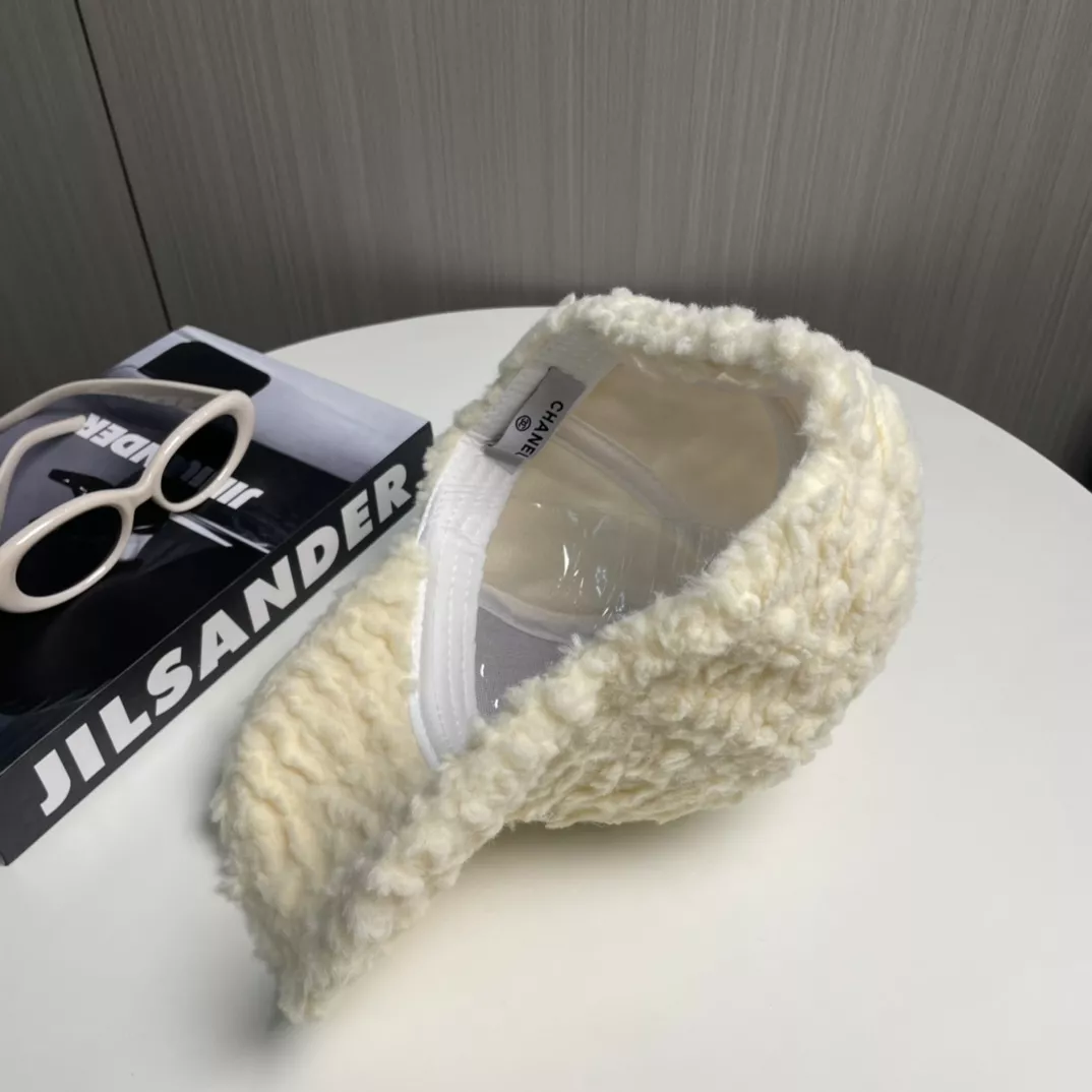 Chanel Caps Versatile 7701