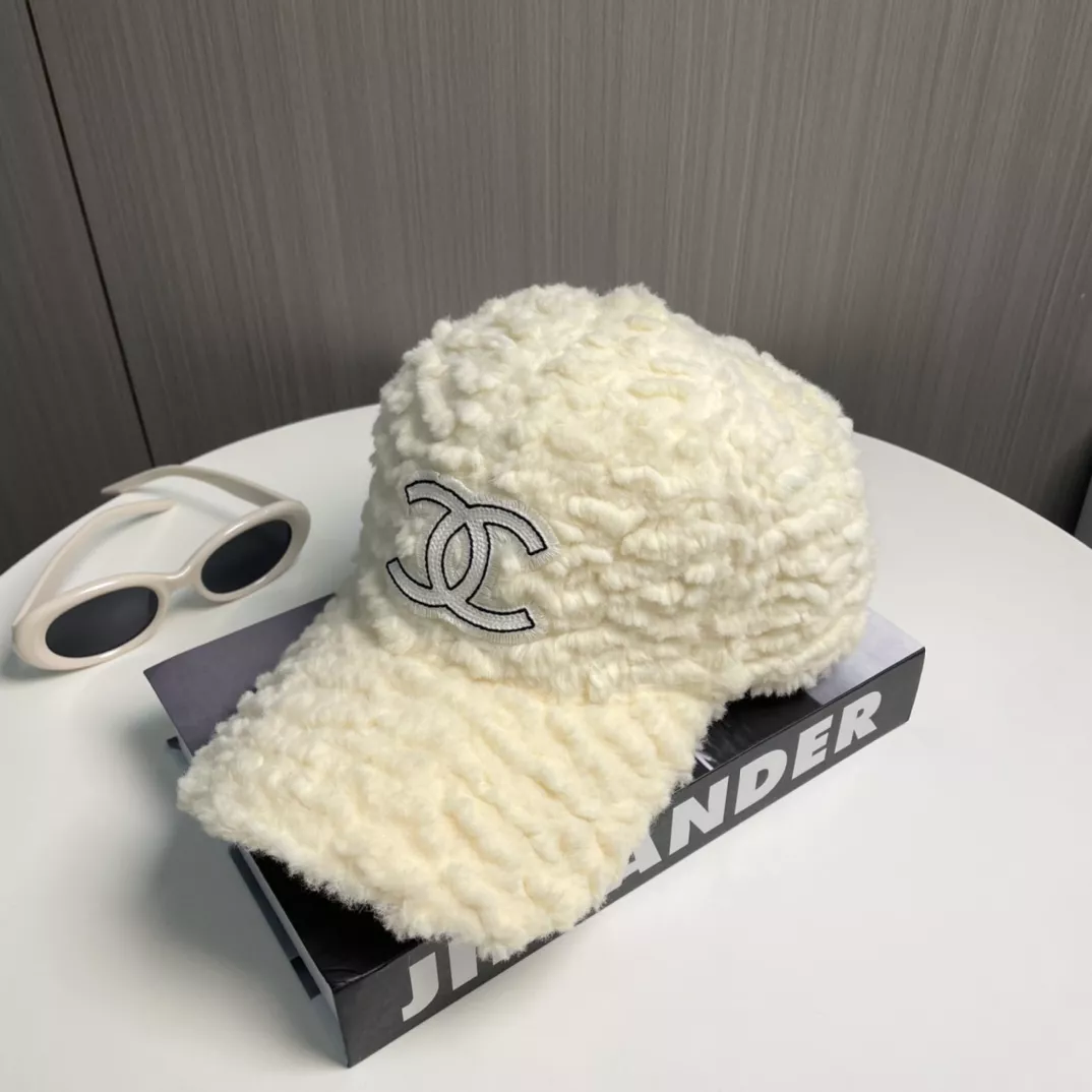 Chanel Caps Versatile 7701
