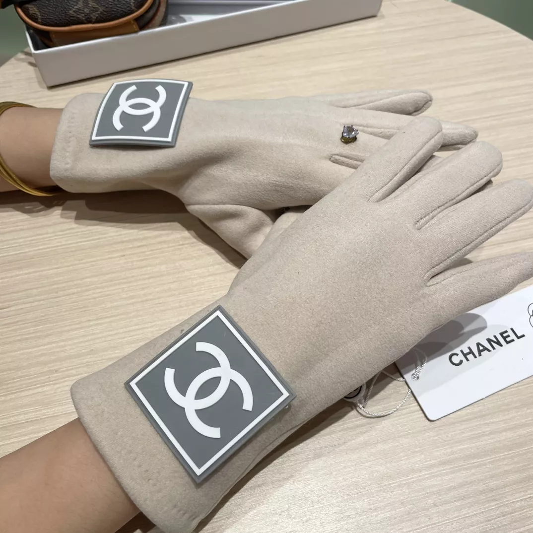Chanel Gloves Vibrant 8974