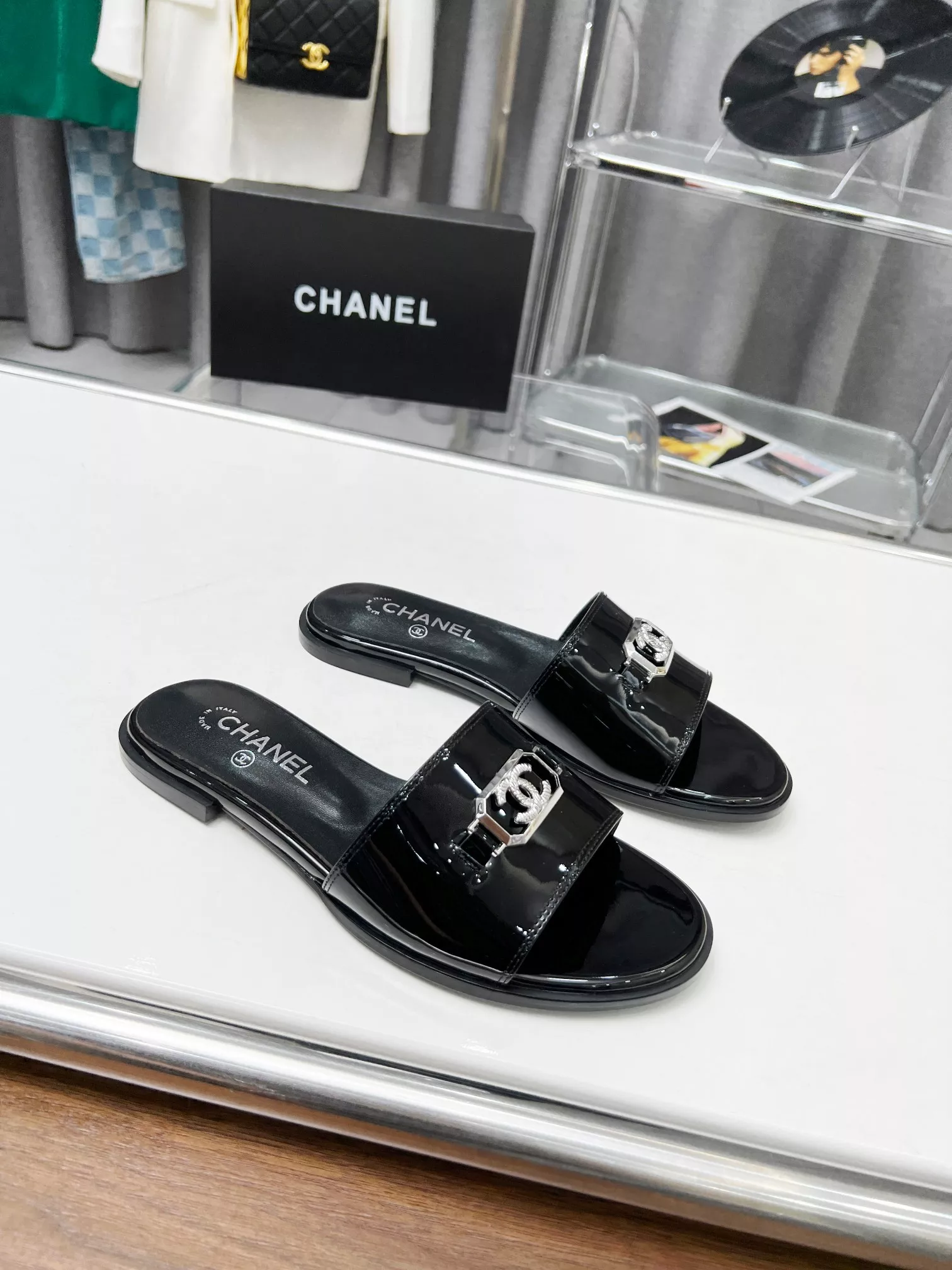 Chanel Slippers For Women Vibrant 2588
