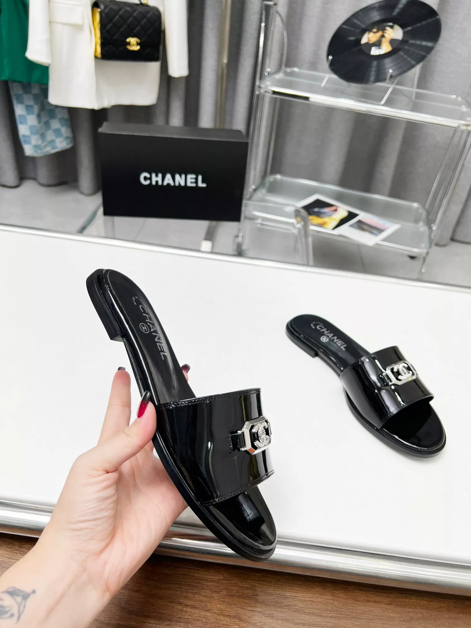 Chanel Slippers For Women Vibrant 2588