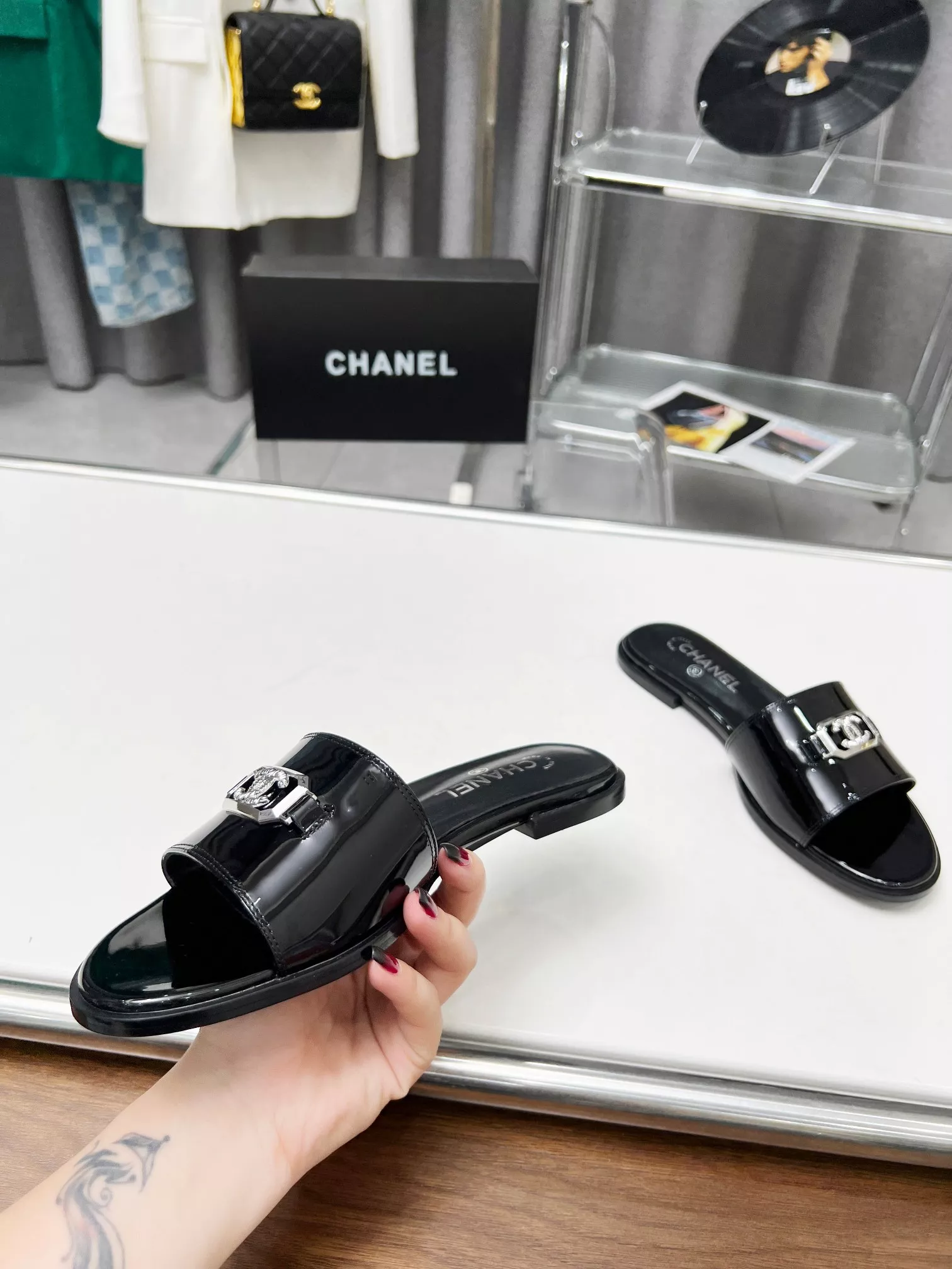 Chanel Slippers For Women Vibrant 2588