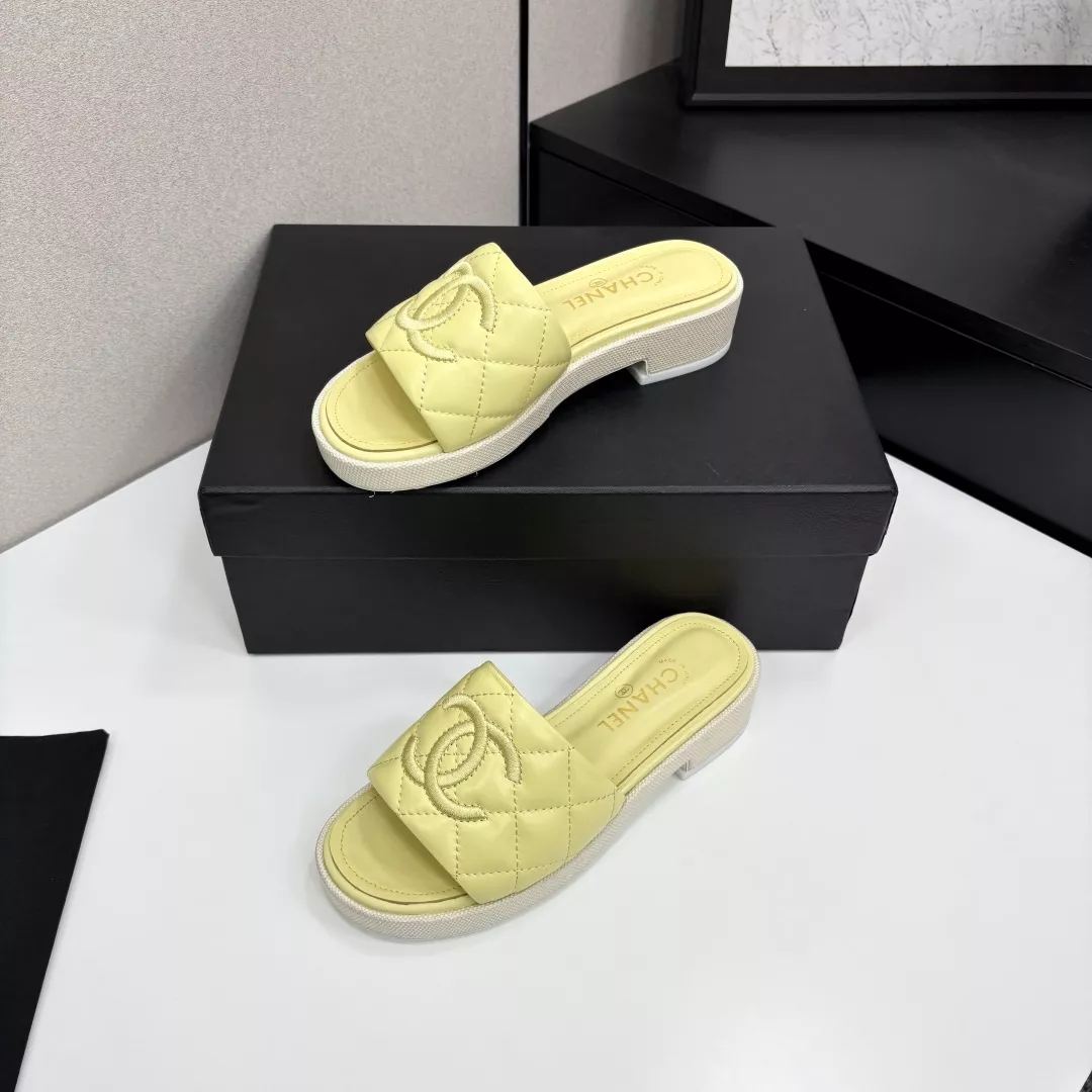 Chanel Slippers For Women Vibrant 4028