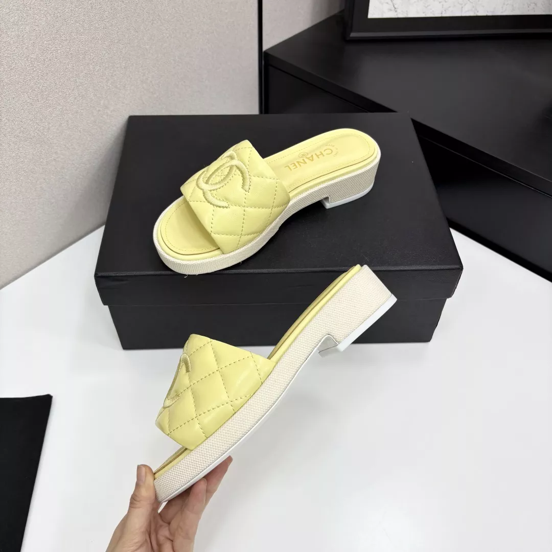 Chanel Slippers For Women Vibrant 4028