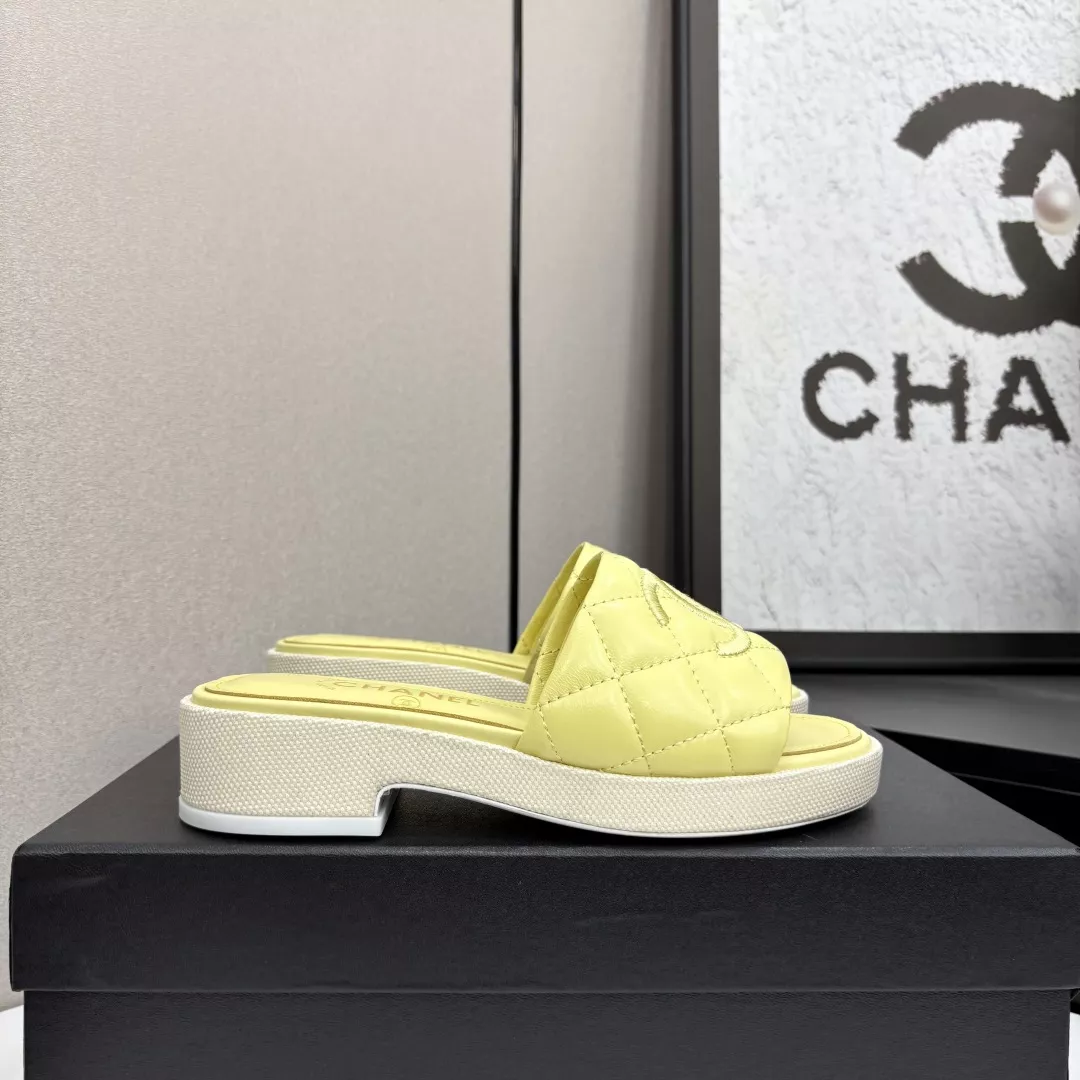 Chanel Slippers For Women Vibrant 4028