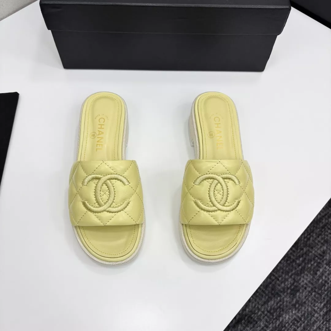 Chanel Slippers For Women Vibrant 4028