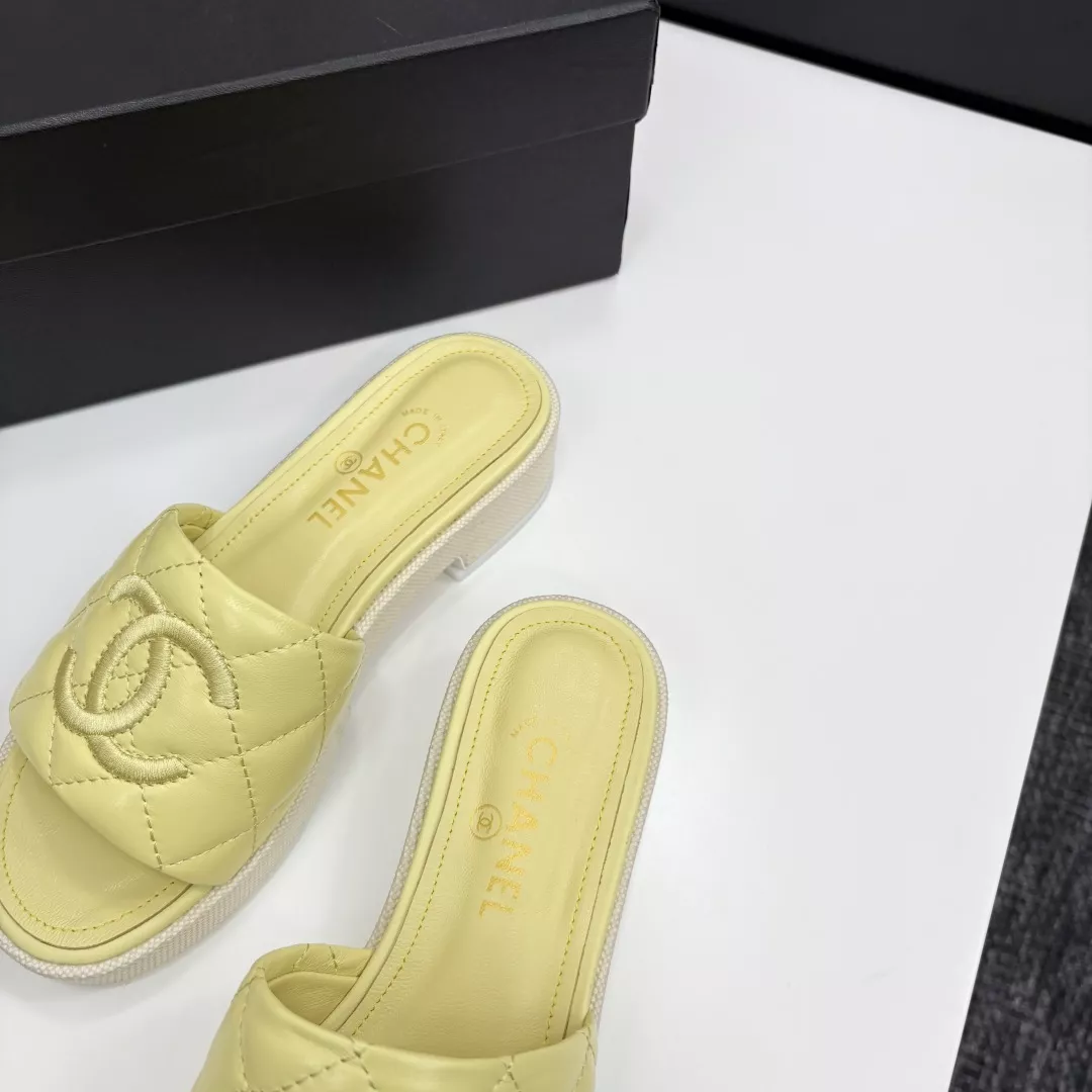 Chanel Slippers For Women Vibrant 4028