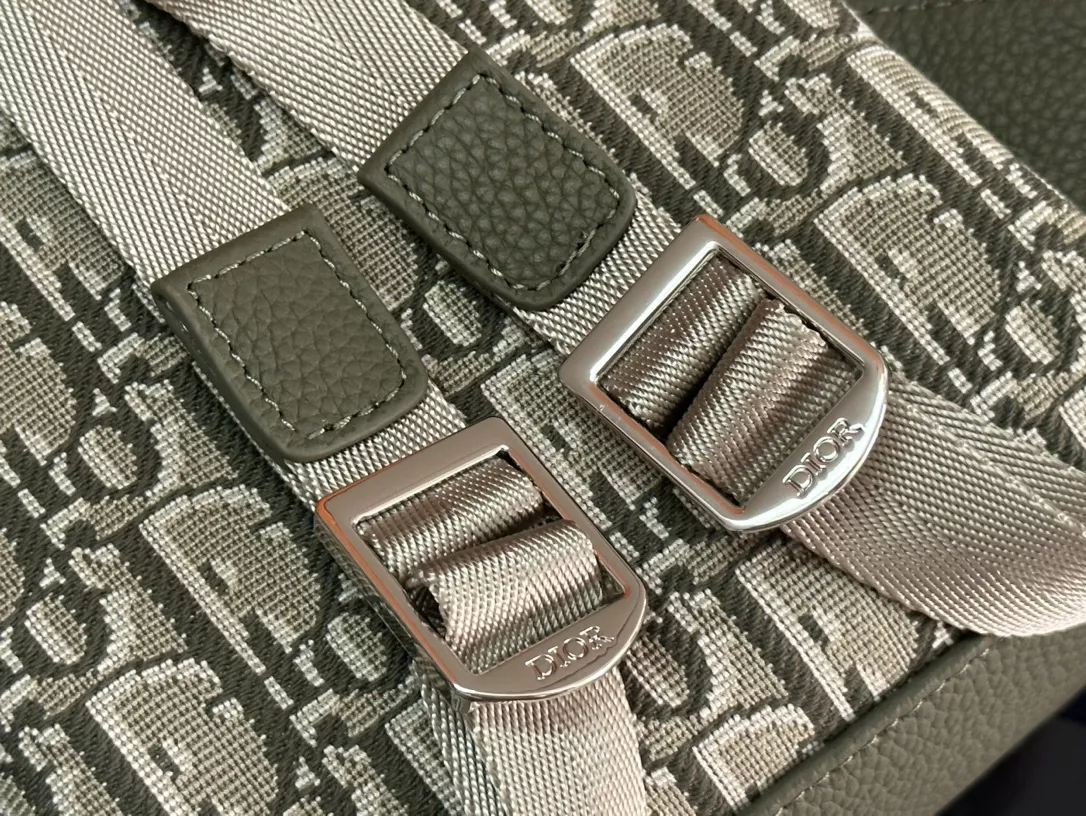 Christian Dior AAA Man Backpacks Elegant 3312