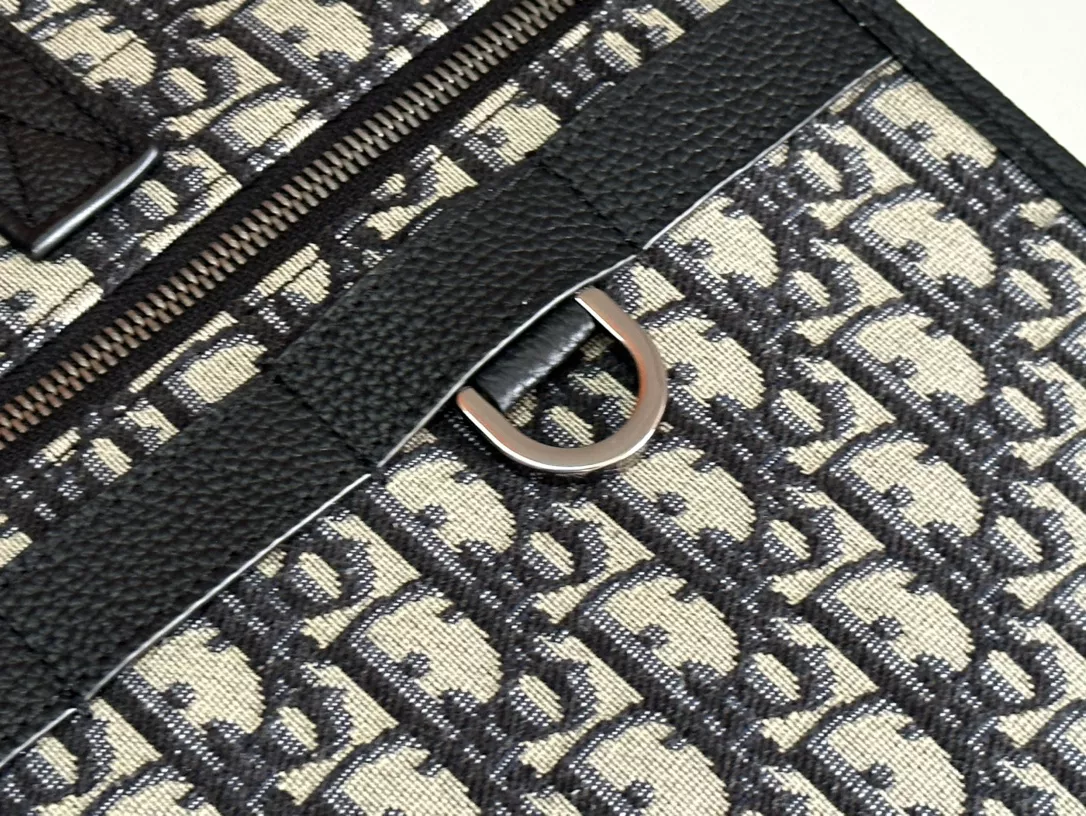 Christian Dior AAA Man Handbags Elegant 500