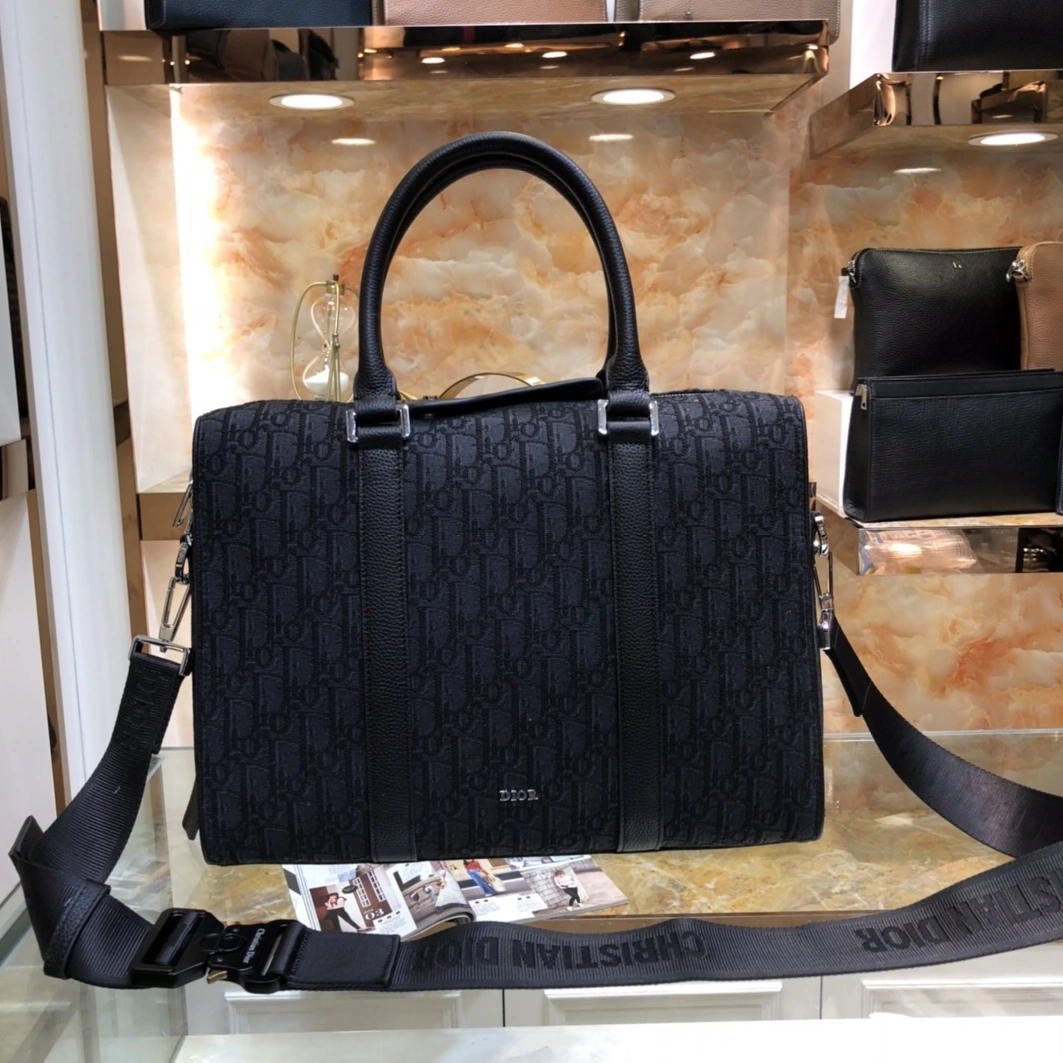 Christian Dior AAA Man Handbags Trendsetting 8396