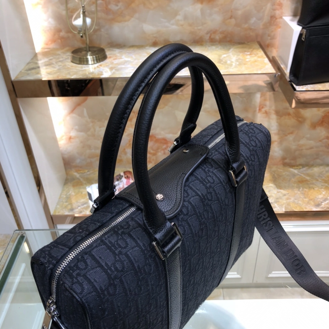 Christian Dior AAA Man Handbags Trendsetting 8396