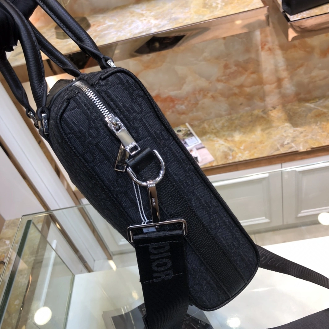Christian Dior AAA Man Handbags Trendsetting 8396