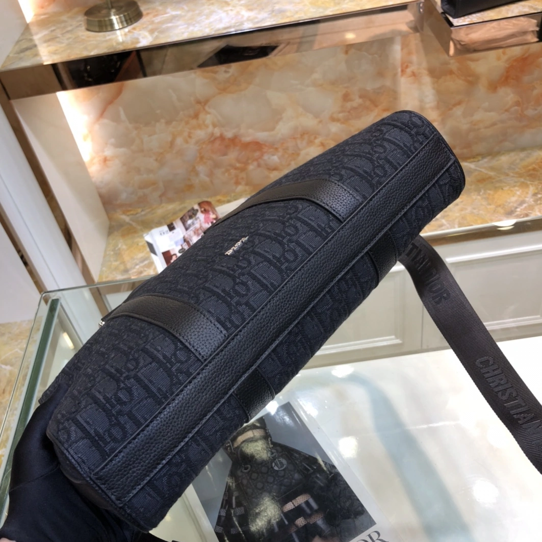 Christian Dior AAA Man Handbags Trendsetting 8396