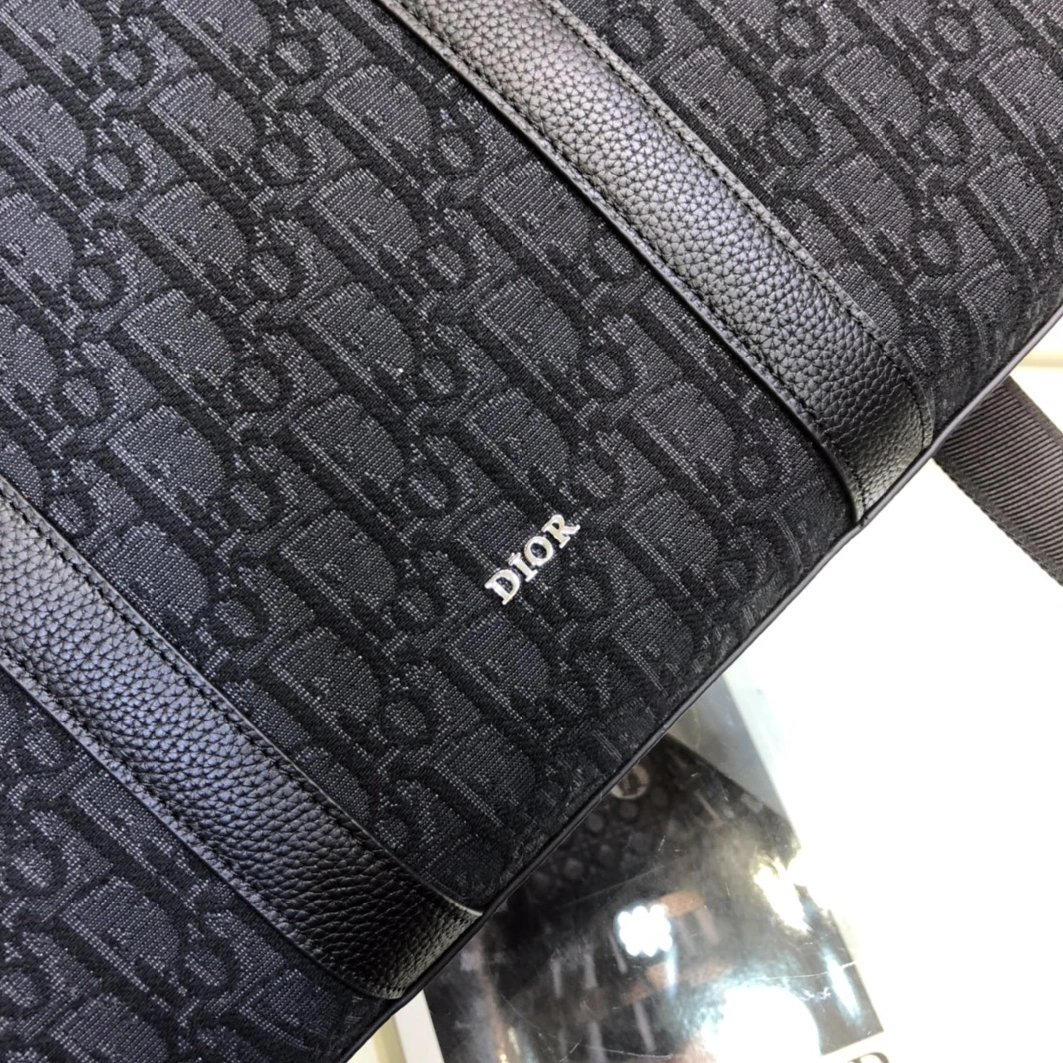 Christian Dior AAA Man Handbags Trendsetting 8396
