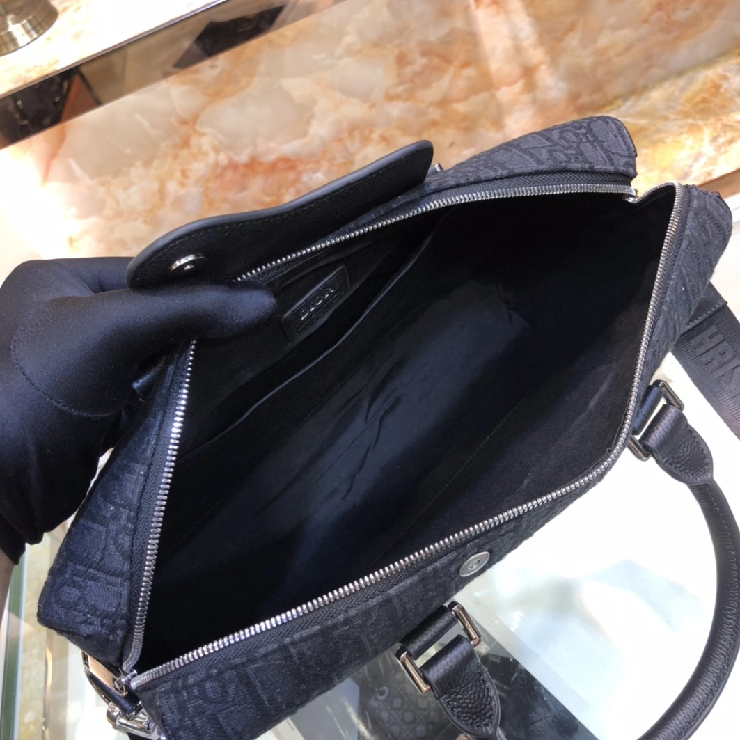 Christian Dior AAA Man Handbags Trendsetting 8396