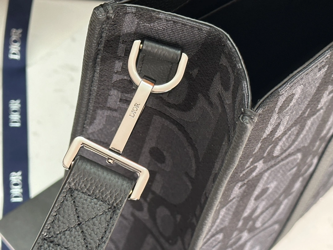 Christian Dior AAA Man Handbags WellDesigned 8681