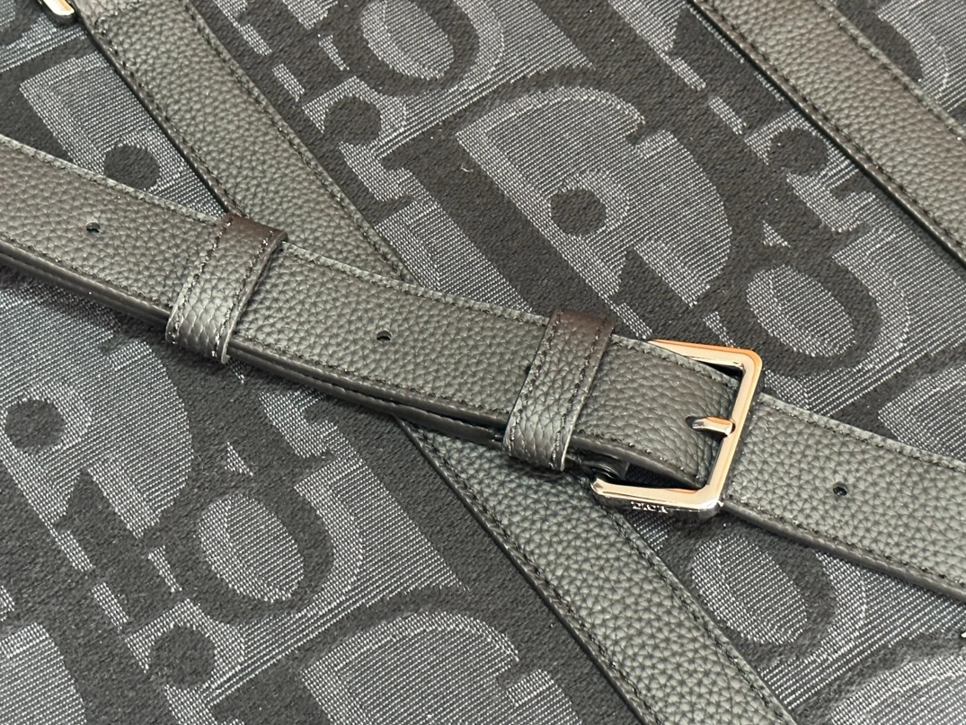 Christian Dior AAA Man Handbags WellDesigned 8681
