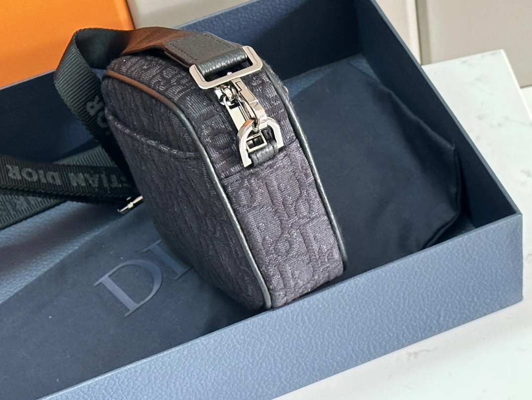 Christian Dior AAA Man Messenger Bags Elegant 3933
