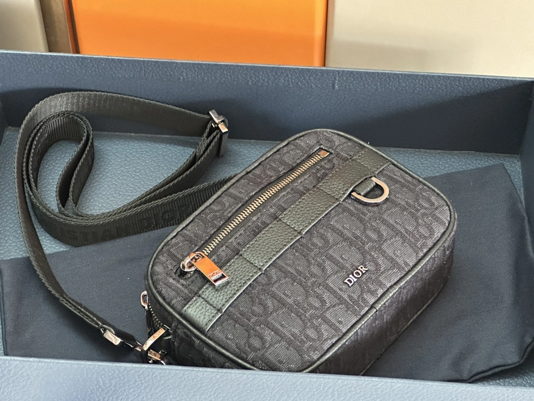 Christian Dior AAA Man Messenger Bags Elegant 3933