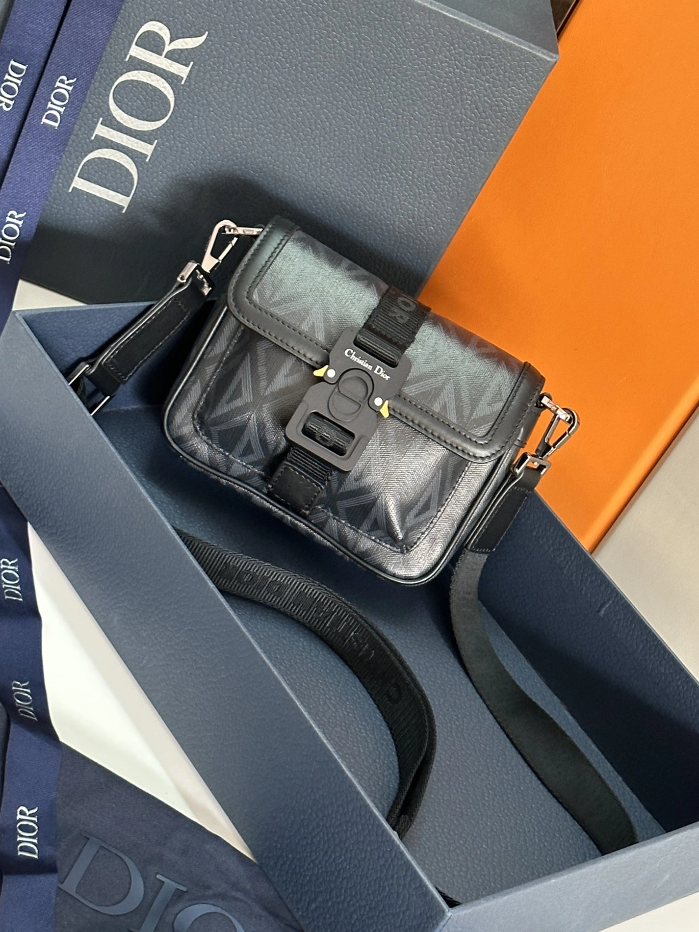 Christian Dior AAA Man Messenger Bags Resilient 1906
