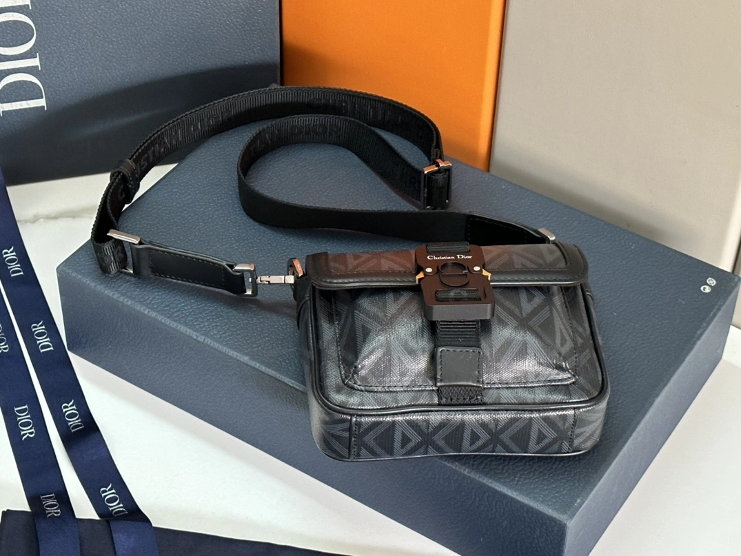 Christian Dior AAA Man Messenger Bags Resilient 1906