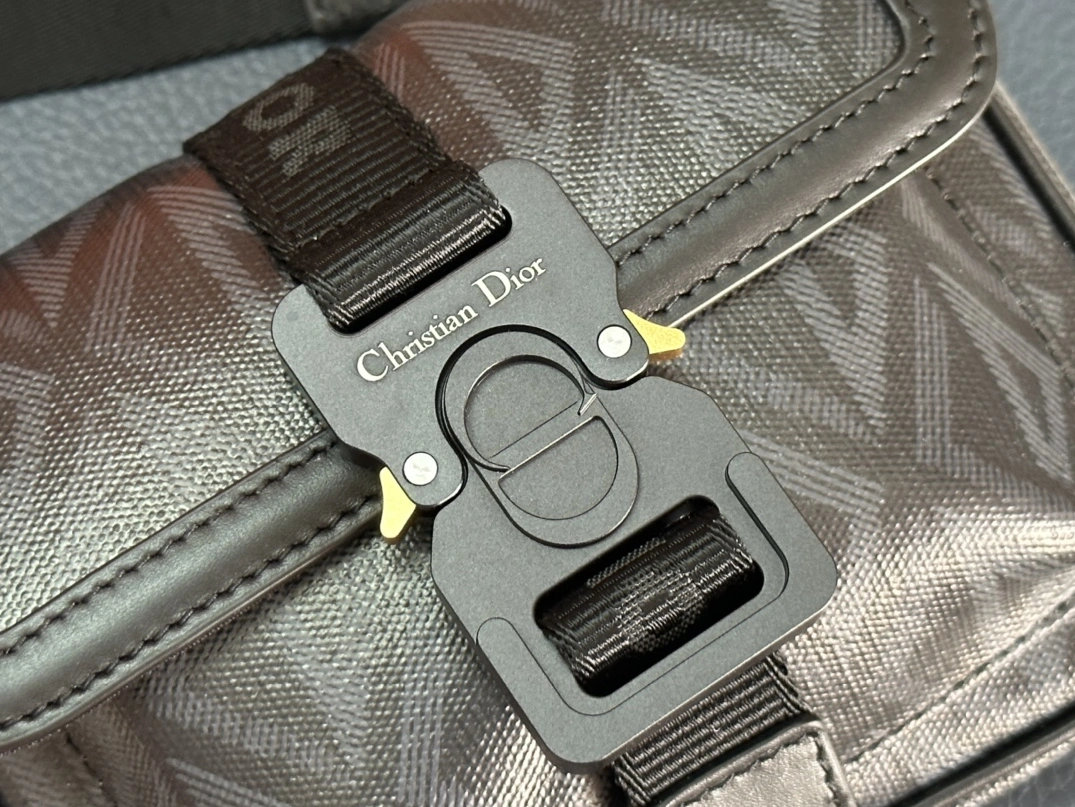Christian Dior AAA Man Messenger Bags Resilient 1906