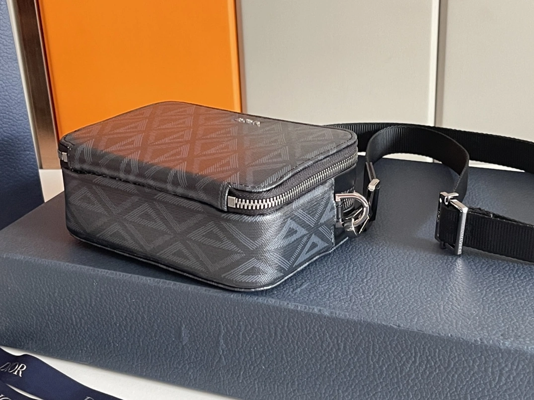 Christian Dior AAA Man Messenger Bags Sleek 4017