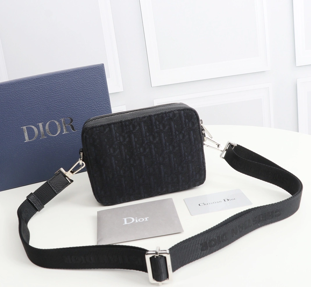 Christian Dior AAA Man Messenger Bags Sleek 4362