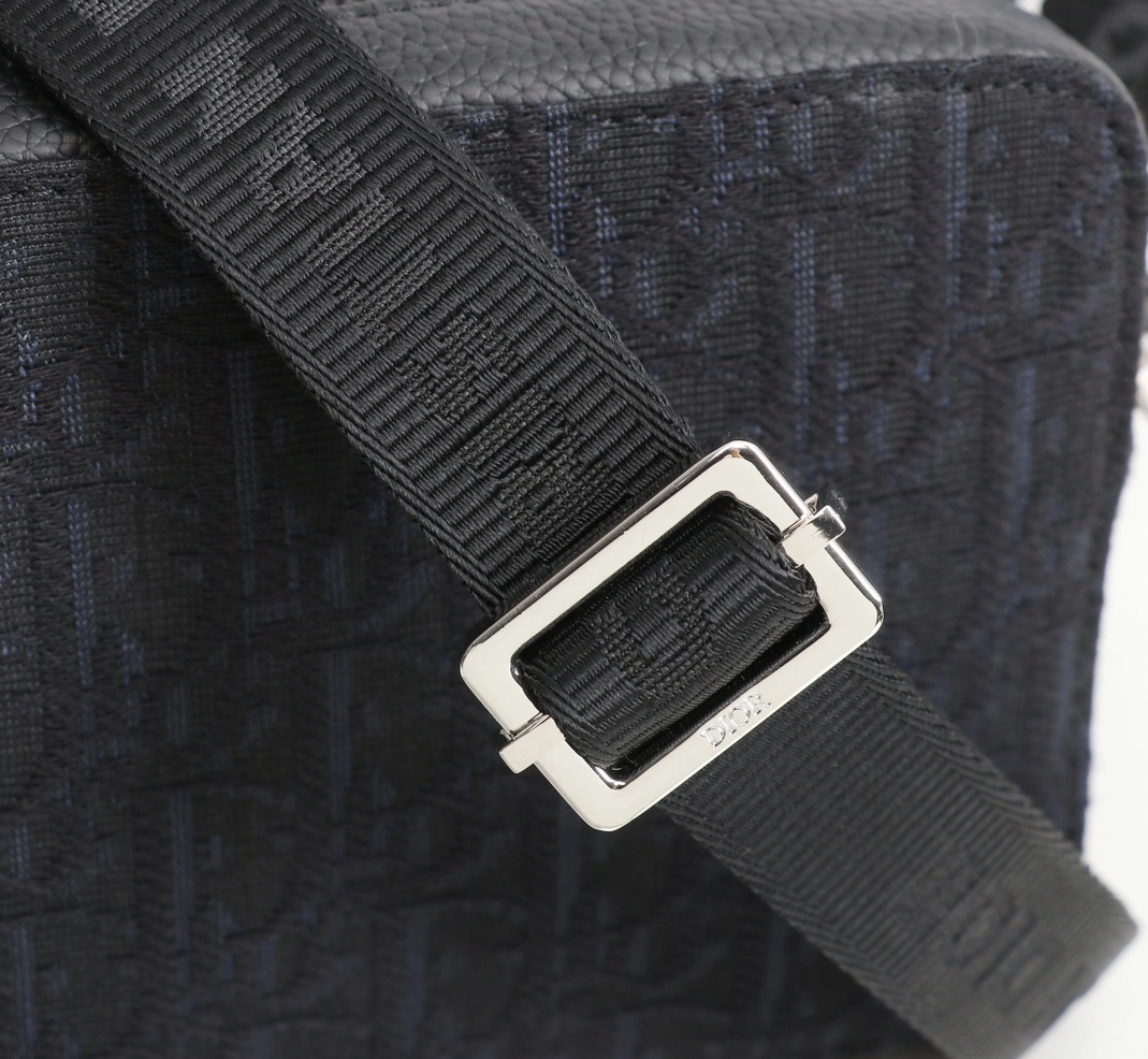 Christian Dior AAA Man Messenger Bags Sleek 4362