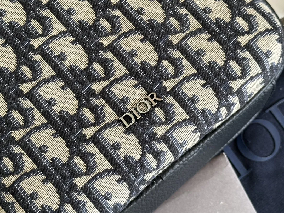 Christian Dior AAA Man Messenger Bags Sleek 673