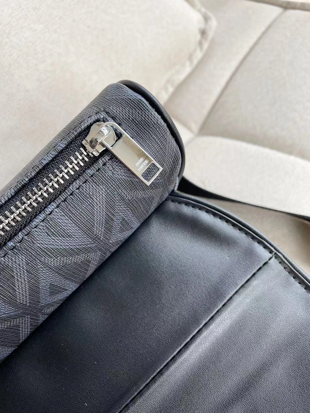 Christian Dior AAA Man Messenger Bags Sleek 8016