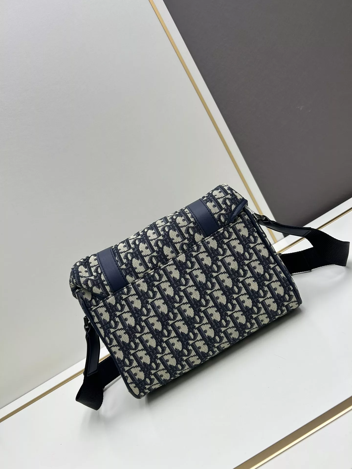 Christian Dior AAA Man Messenger Bags Sleek 9594
