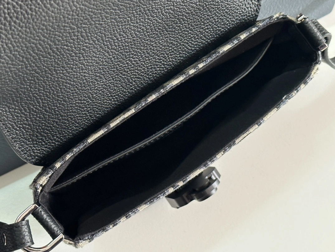 Christian Dior AAA Man Messenger Bags WellDesigned 2128