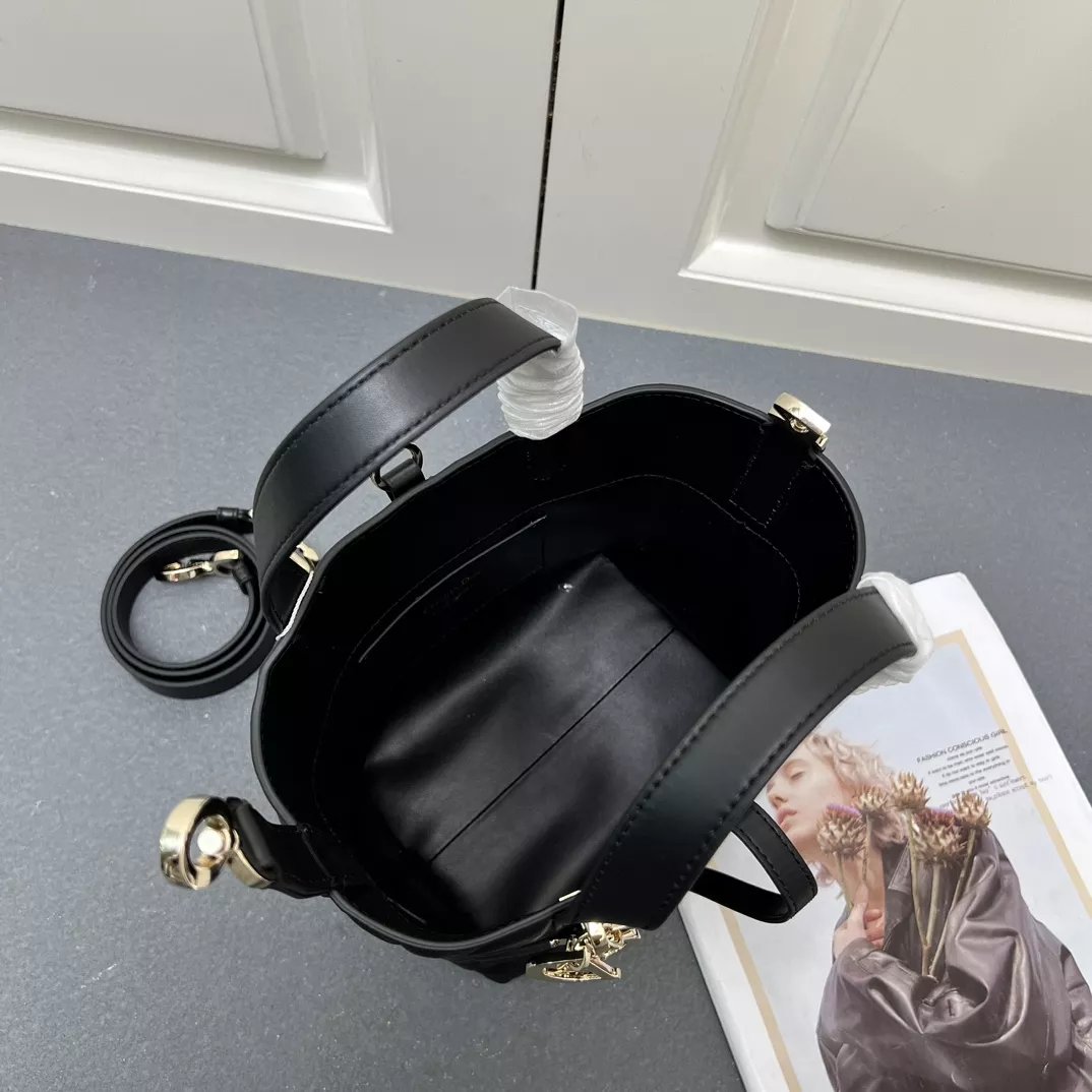 Christian Dior AAA Quality Handbags For Women Durable 677