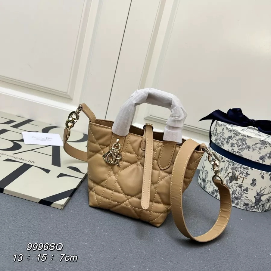 Christian Dior AAA Quality Handbags For Women Lightweight 6989