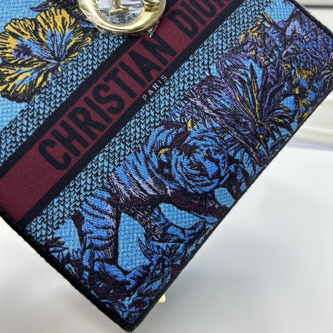 Christian Dior AAA Quality Handbags For Women Minimalist 8997