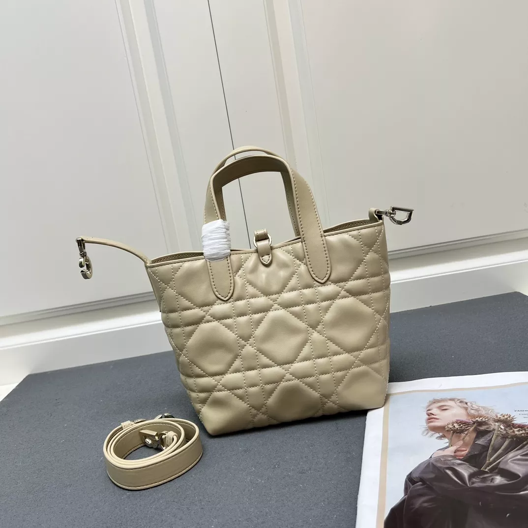 Christian Dior AAA Quality Handbags For Women Reliable 4415