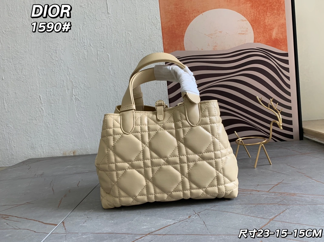 Christian Dior AAA Quality Handbags For Women Trendsetting 4537