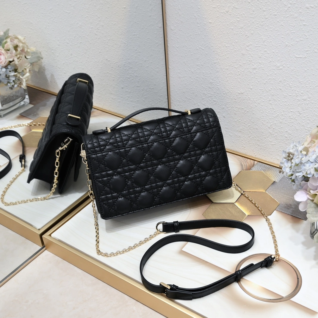 Christian Dior AAA Quality Messenger Bags For Women Breathable 8655