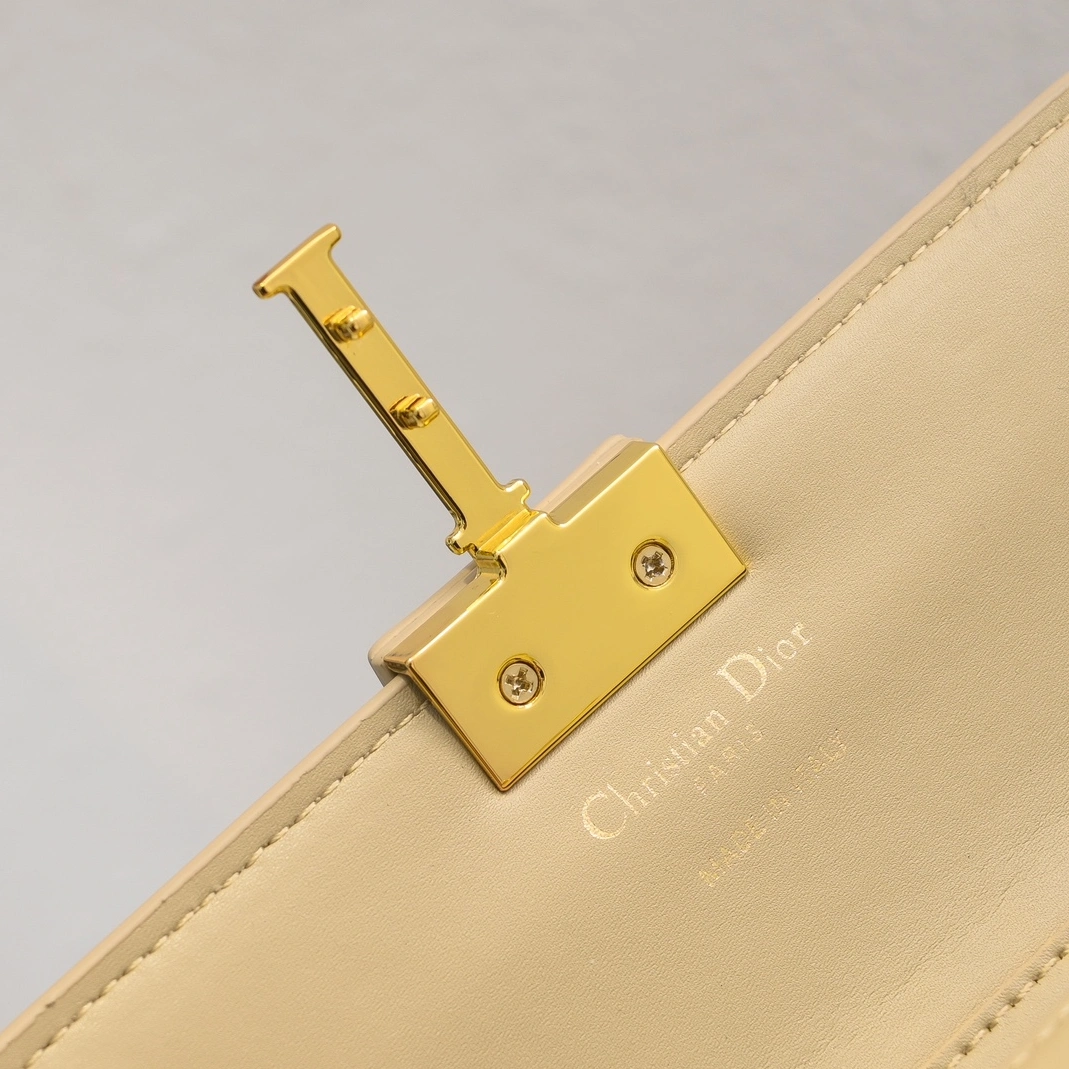 Christian Dior AAA Quality Messenger Bags For Women Lightweight 2577