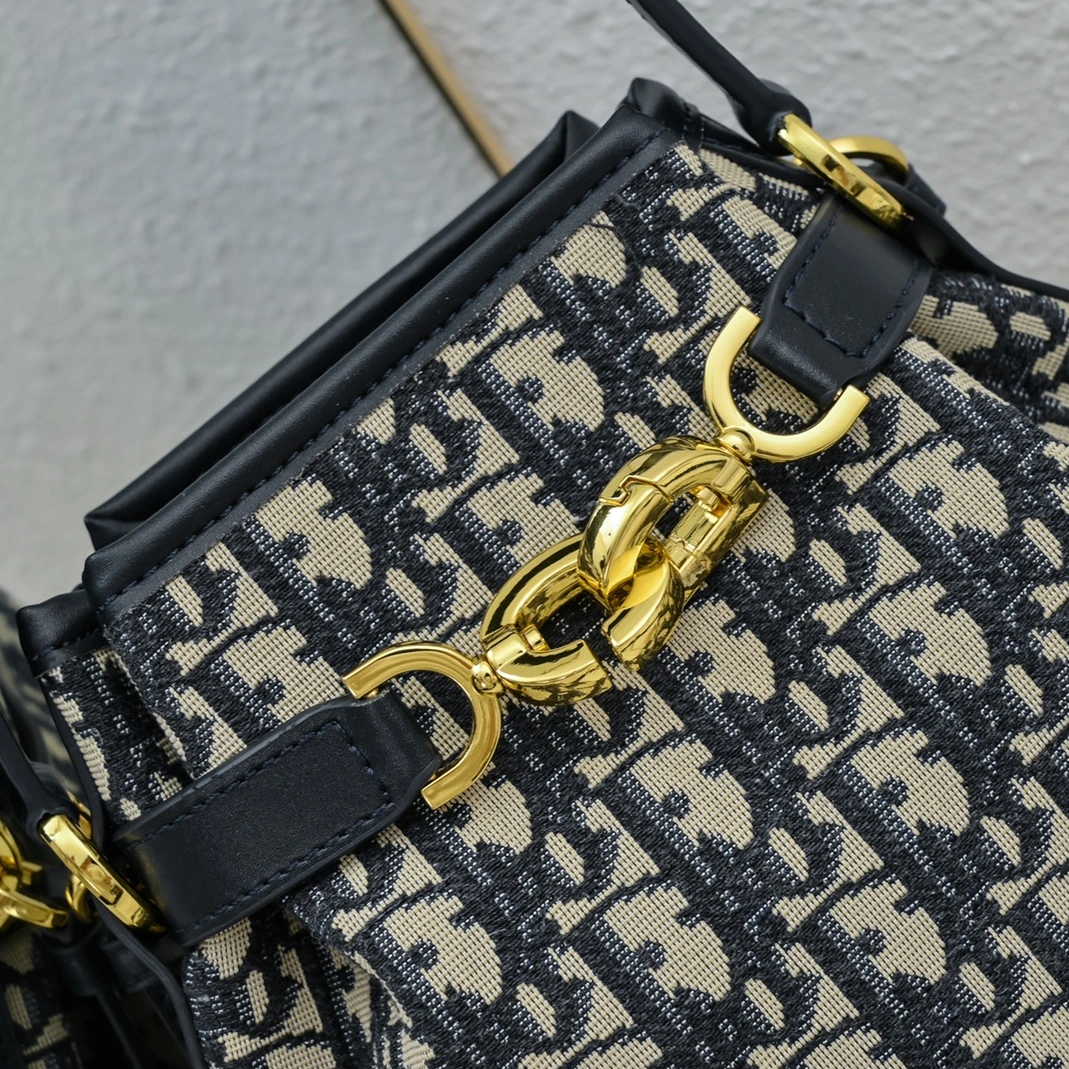 Christian Dior AAA Quality Messenger Bags For Women Reliable 7991