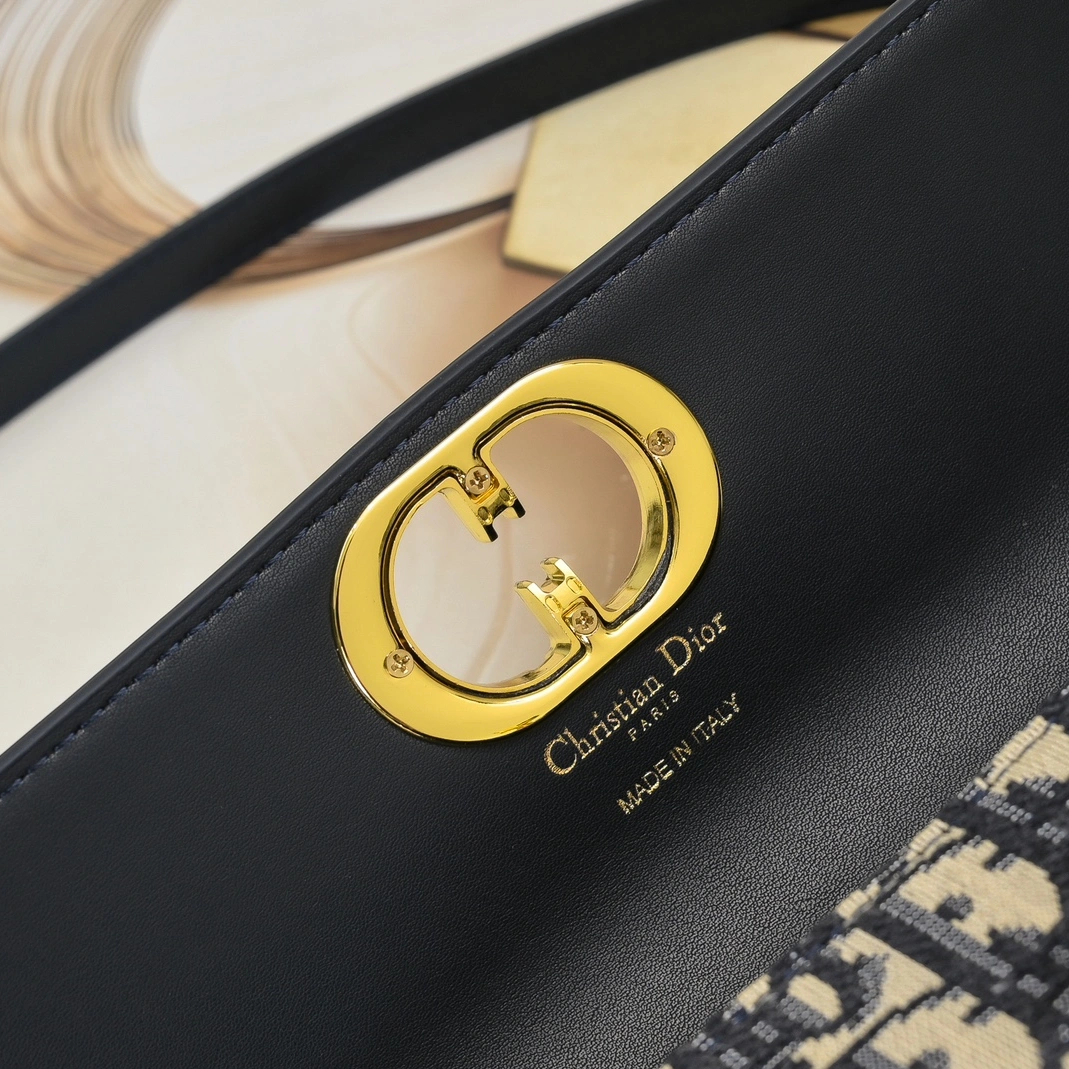 Christian Dior AAA Quality Messenger Bags For Women Trendsetting 8228