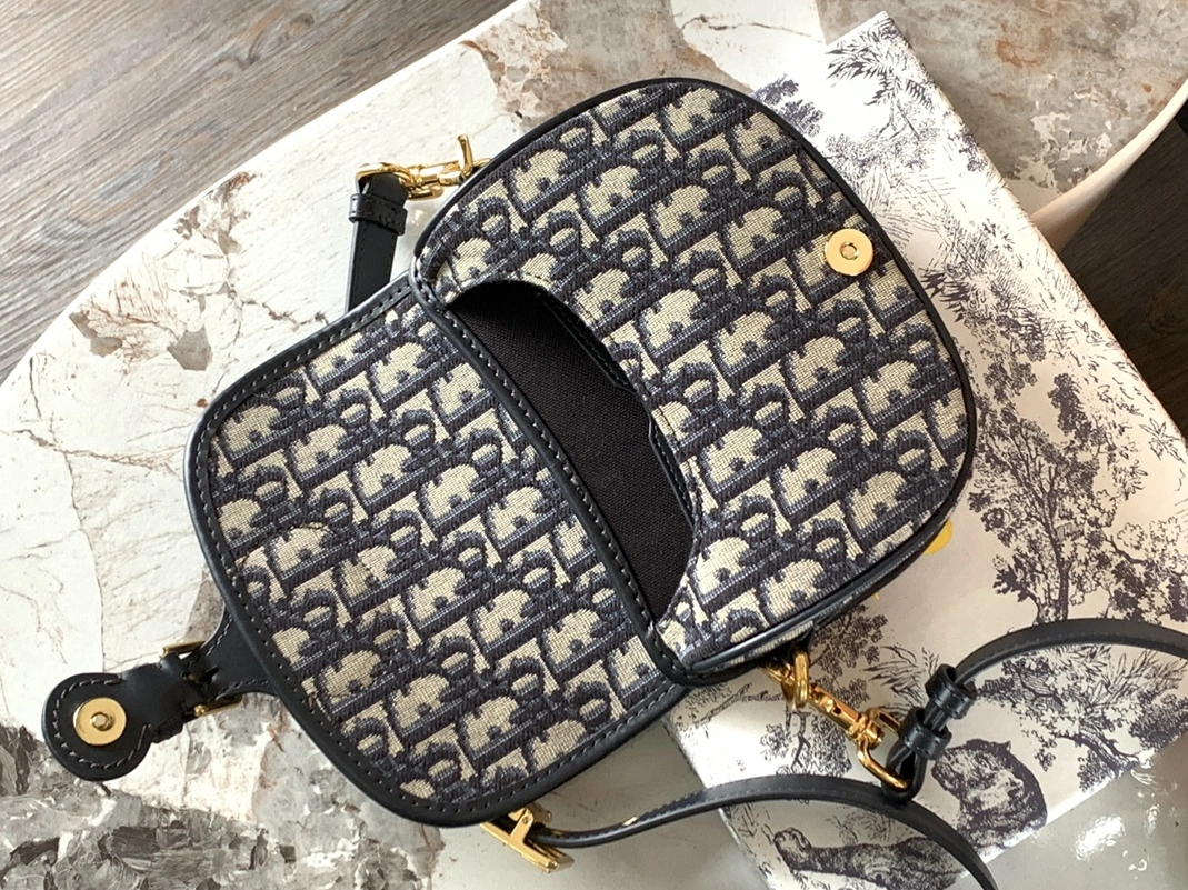 Christian Dior AAA Quality Messenger Bags For Women Versatile 2439